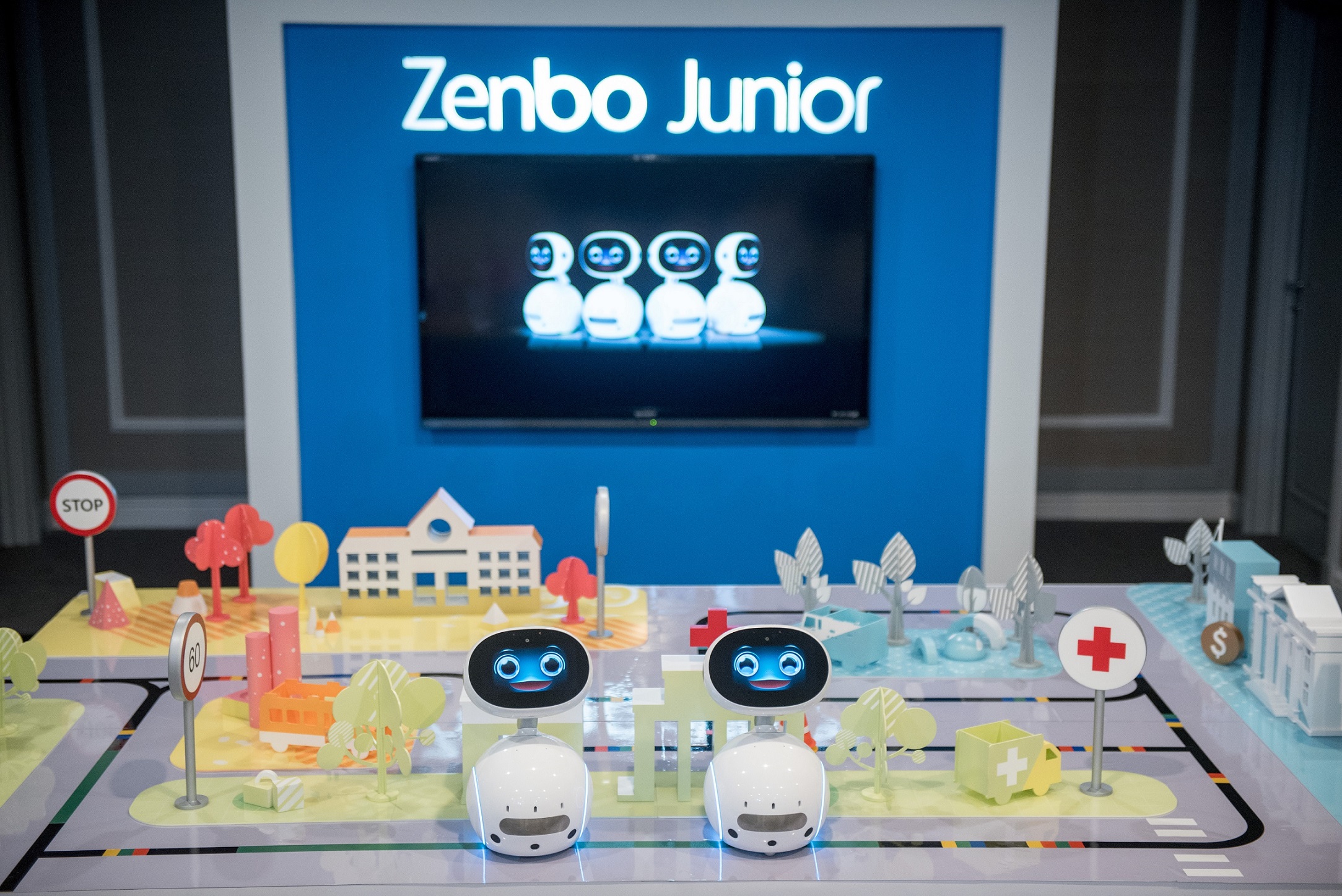 zenbo junior is a new ai enabled robotics platform that allows developers system integrators and business partners to create flexible and easily manageable robotics solutions ASUS โชว์นวัตกรรมสินค้าสำหรับการใช้งานในองค์กรธุรกิจ บ้านและการเล่นเกม ที่งาน Incredible Intelligence 2018 ประเทศมาเลเซีย