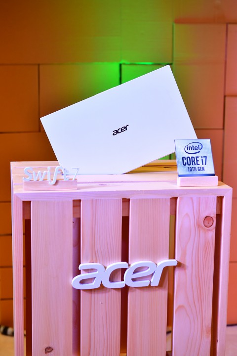swift7 wh2 480x720 Acer สินค้าร่วมกิจกรรมโปรโมชั่นแคมเปญ Together We Change 