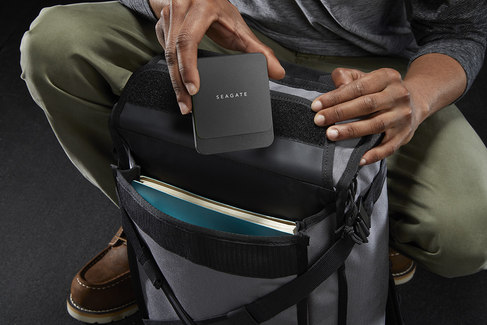 barracuda-fast-ssd-lifestyle-01 barracuda fast ssd lifestyle 01 ซีเกท เปิดตัว “BarraCuda® Fast SSD” SSD ขนาดพกพา ประสิทธิภาพชั้นเลิศ ตอบโจทย์คอเกมเจนใหม่