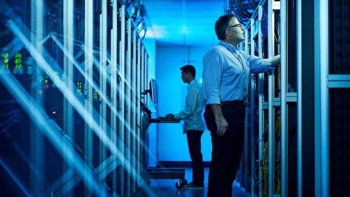 a1038552-network-engineers-in-server-room-rwdrenditionintelweb720405 a1038552 network engineers in server room rwdrenditionintelweb720405 Intel อินเทลทุ่ม 50 ล้านดอลลาร์สหรัฐฯ ริเริ่มเทคโนโลยีรับมือโรคระบาดเพื่อต่อสู้กับโคโรน่าไวรัสหรือโควิด 19