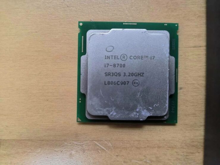 intel core desktop cpu counterfeit scam 2 740x555 ระวัง!! ซีพียูปลอมจากจีนระบาดในตลาดออนไลน์โดยทำการติดสติ๊กเกอร์ปลอมกระดองเปล่าและไม่มี DIE ในตัวซีพียู  
