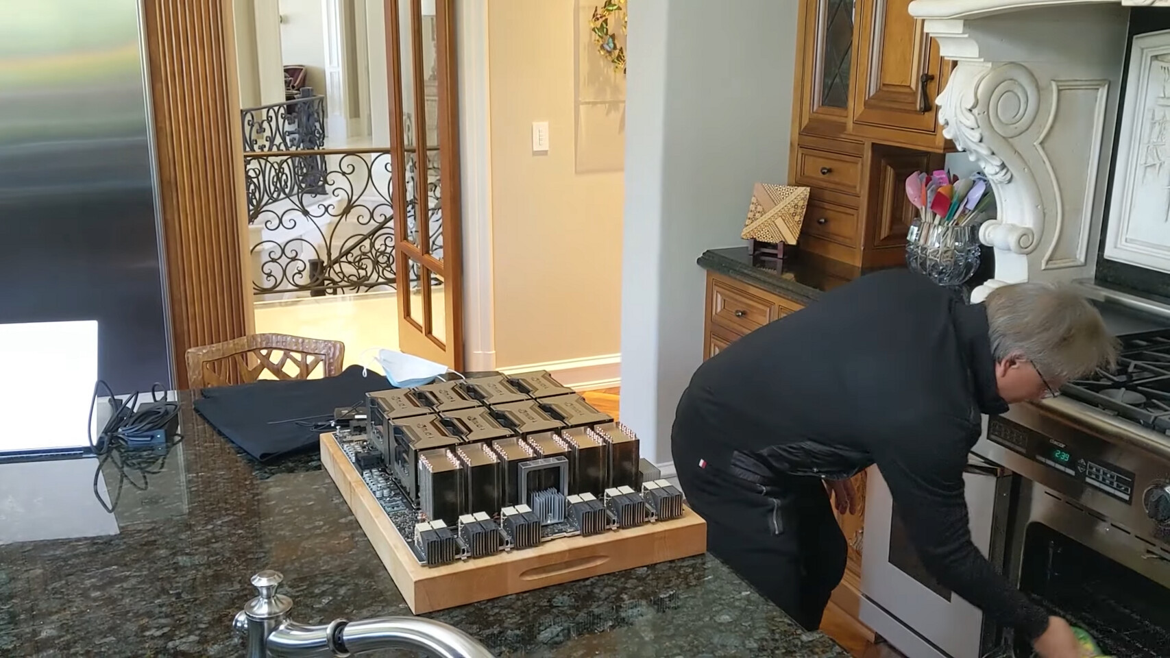 xmeenh2pnz3zwrmt NVIDIA เผยวีดีโอผู้บริหาร CEO Jensen Huang ที่นำการ์ดจอออกจากเตาอบ ลือ!! คาดว่าเป็นการ์ดจอสถาปัตย์ Ampere รุ่นใหม่ล่าสุดที่กำลังจะเปิดตัวเร็วๆนี้ 