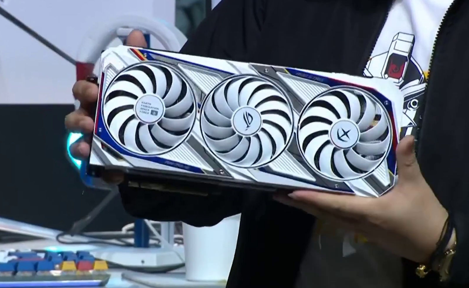 asus rog strix 3090 gundam 2 เอซุสเปิดตัวการ์ดจอ GUNDAM ซีรี่ย์พิเศษรุ่นใหม่ล่าสุด 3รุ่น ASUS ROG STRIX RTX 3090 GUNDAM , GTX 1660 SUPER TUF GUNDAM , GTX 1660 SUPER TUF ZAKU 