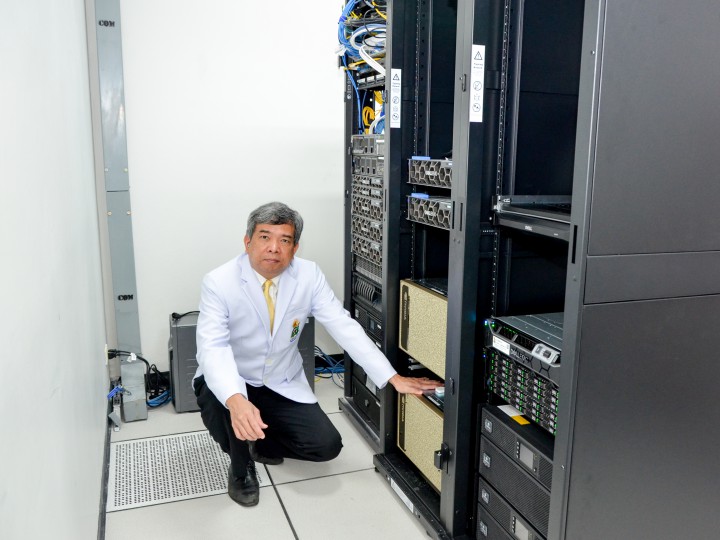 associate-professor-trongtum-thongdee-with-the-two-nvidia-dgx-a100-systems1 associate professor trongtum thongdee with the two nvidia dgx a100 systems1 720x540 โรงพยาบาลศริริาชช่วยชีวิตผู้คนได้มากขึ้นด้วย Medical Imaging Solution ที่พัฒนาและขับเคลื่อนโดย NVIDIA