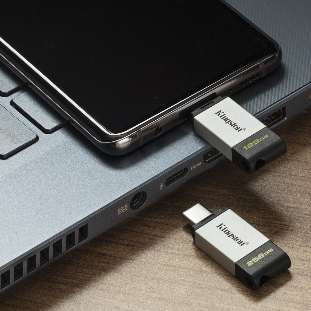 kingston dt80 featured image Kingston เปิดตัว DataTraveler USB Drives รุ่นใหม่ ช่วยเก็บความทรงจำที่ดีที่สุดในทุกที่ทุกเวลา ต้อนรับปีใหม่ที่กำลังจะมาถึง!