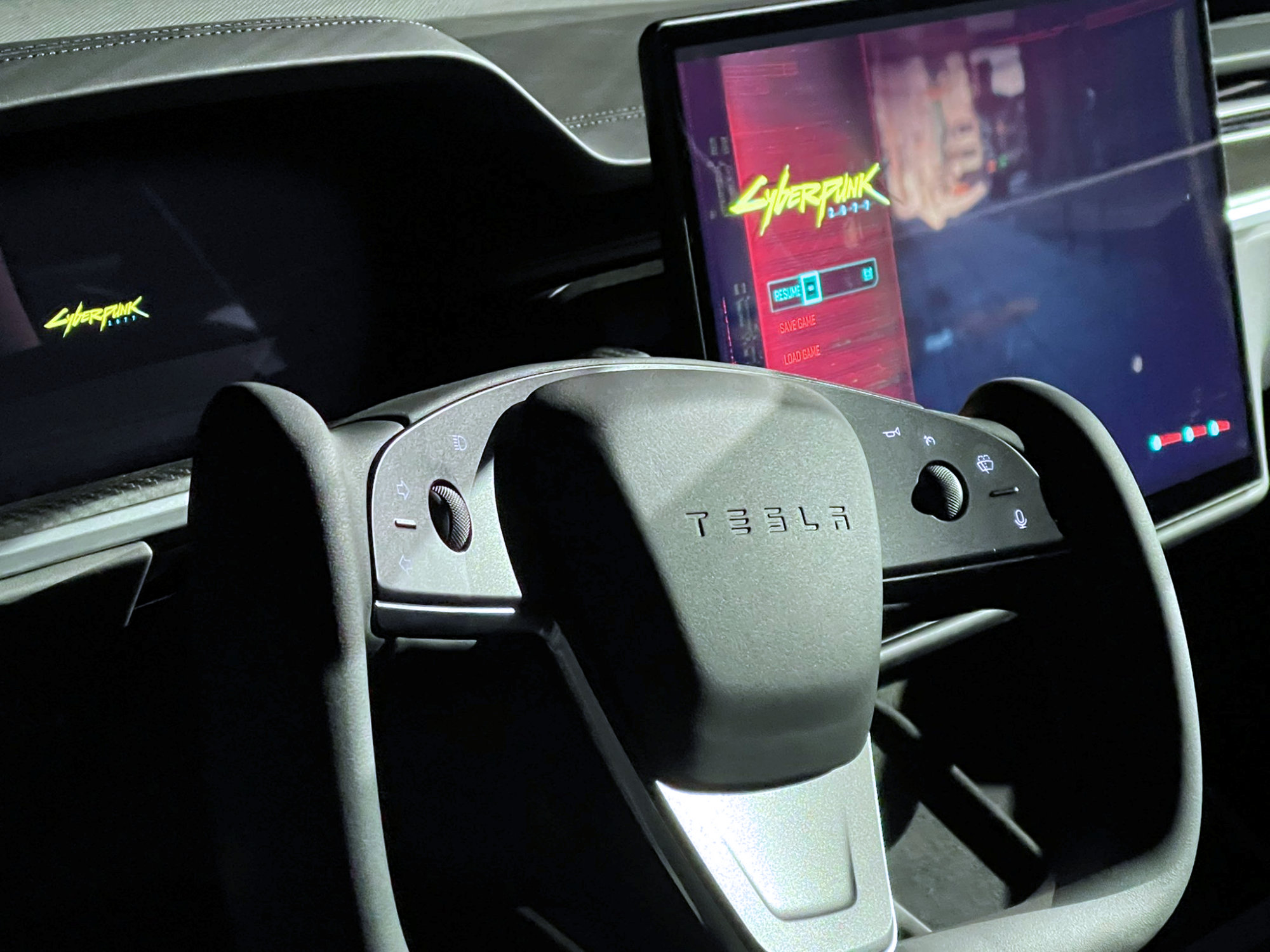 tesla arcade cyberpunk2077 1 Elon Musk โชว์ประสิทธิภาพรถยนต์ Tesla รุ่นใหม่สามารถเล่นเกมส์ Cyberpunk 2077 ได้สบายๆ ด้วยขุมพลังการ์ดจอ AMD Navi 23  