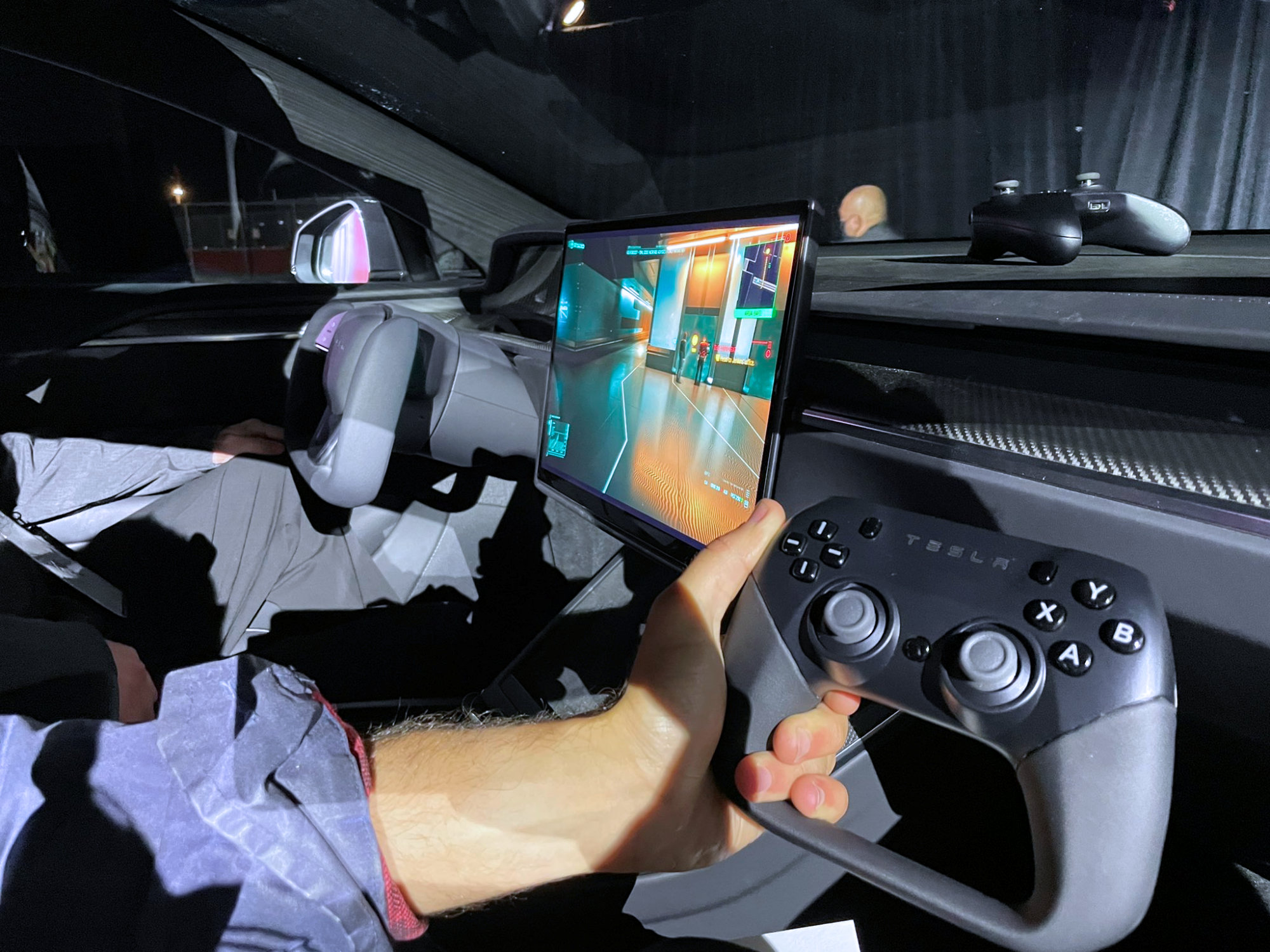 tesla arcade cyberpunk2077 2 Elon Musk โชว์ประสิทธิภาพรถยนต์ Tesla รุ่นใหม่สามารถเล่นเกมส์ Cyberpunk 2077 ได้สบายๆ ด้วยขุมพลังการ์ดจอ AMD Navi 23  