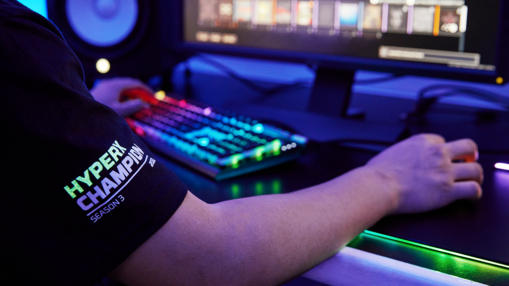 hx champion glow tw 4 HyperX และ Champion’s Athleticwear เปิดตัวเครื่องแต่งกายคอลเลคชั่น Glow in the Dark ความร่วมมือในการผลิตเสื้อผ้าที่เป็นลิมิตเต็ดเอดิชั่น ที่ทำให้การเล่นเกมตลอดทั้งวันทั้งคืนเป็นไปได้