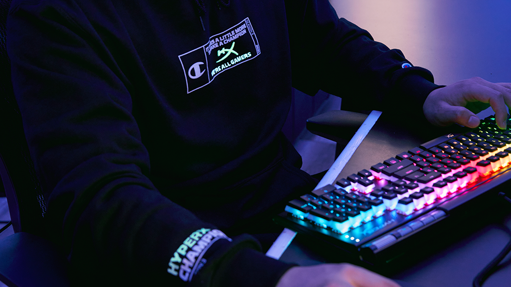 hx champion glow tw 5 HyperX และ Champion’s Athleticwear เปิดตัวเครื่องแต่งกายคอลเลคชั่น Glow in the Dark ความร่วมมือในการผลิตเสื้อผ้าที่เป็นลิมิตเต็ดเอดิชั่น ที่ทำให้การเล่นเกมตลอดทั้งวันทั้งคืนเป็นไปได้