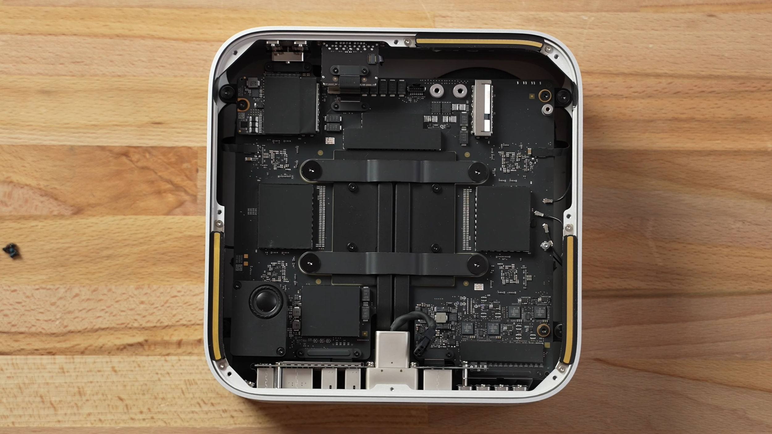 apple m1 ultra max tech 2 เผยภาพชิป Apple M1 Ultra มีขนาดใหญ่กว่าซีพียู AMD Ryzen มากถึง 3เท่ากันเลยทีเดียว 