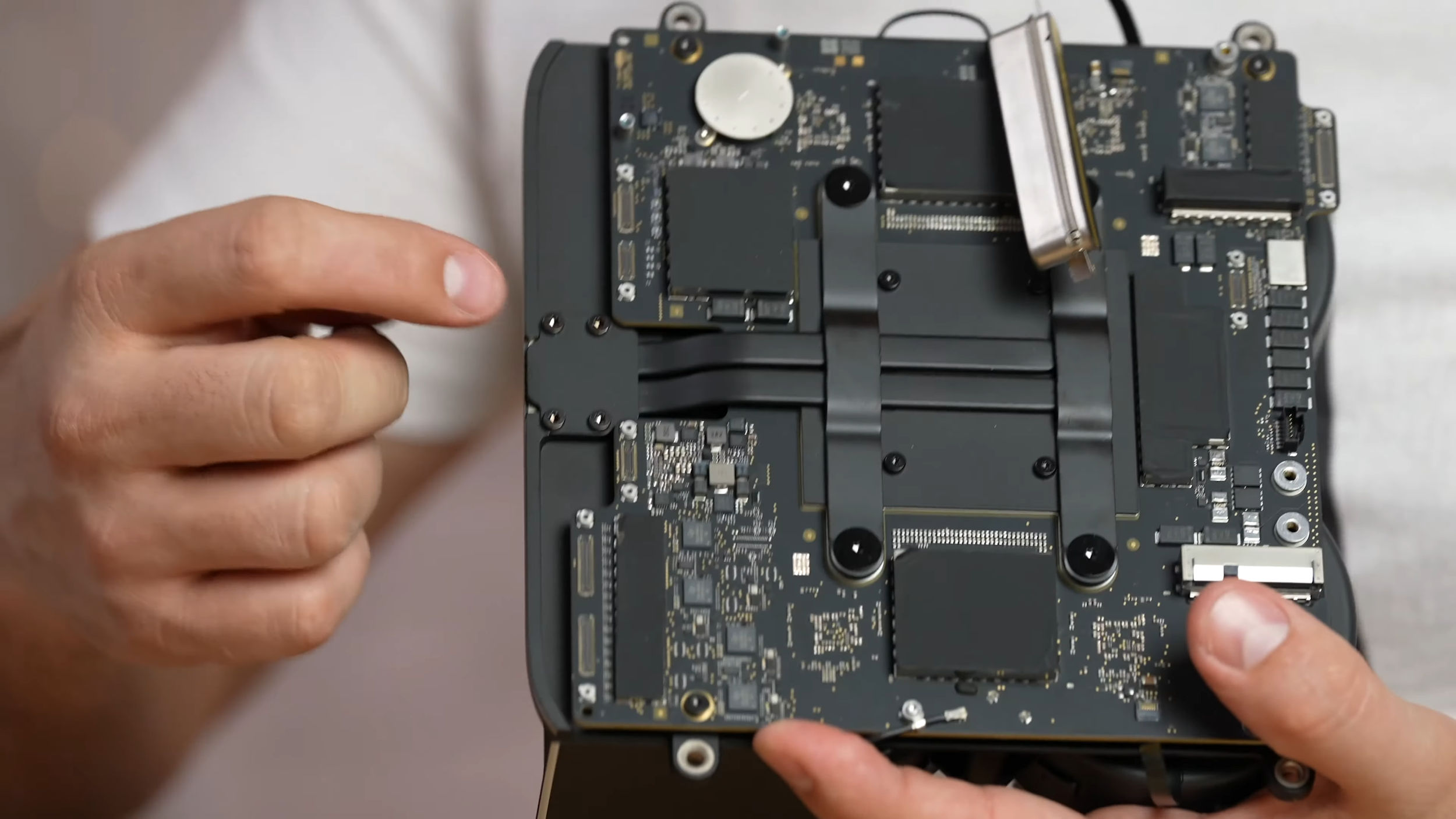 apple m1 ultra max tech 3 เผยภาพชิป Apple M1 Ultra มีขนาดใหญ่กว่าซีพียู AMD Ryzen มากถึง 3เท่ากันเลยทีเดียว 