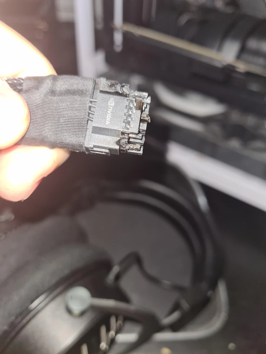  พบสายไฟเลี้ยง 16 พินของการ์ดจอ Nvidia GeForce RTX 4090 ไหม้ คาดเกิดจากการดัดโค้งงอมากเกินไป 