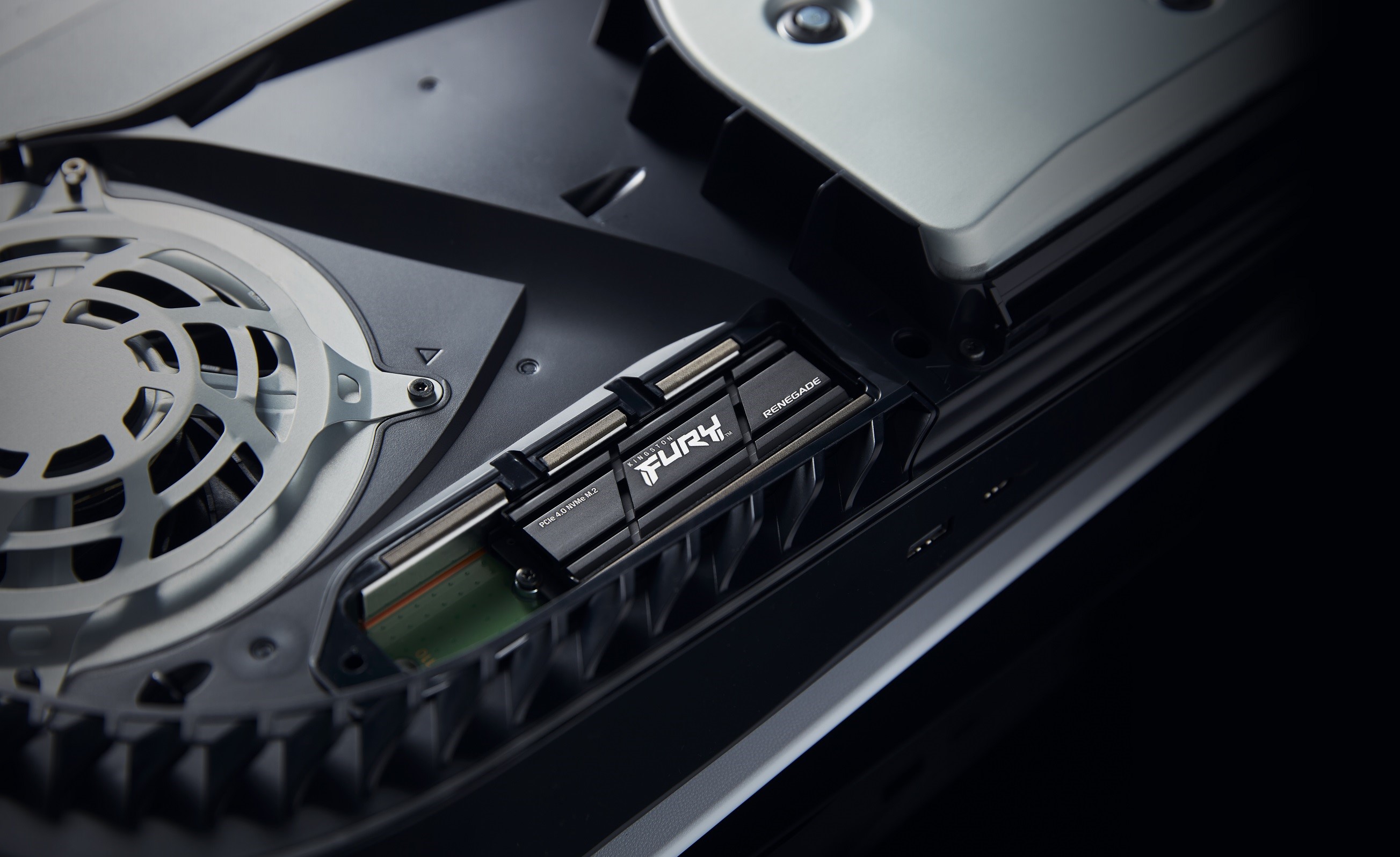 press-photo_kingston-fury-renegade-features press photo kingston fury renegade features Kingston FURY เพิ่มการอัพเกรดฮีทซิงค์ให้ SSD ระดับท็อป