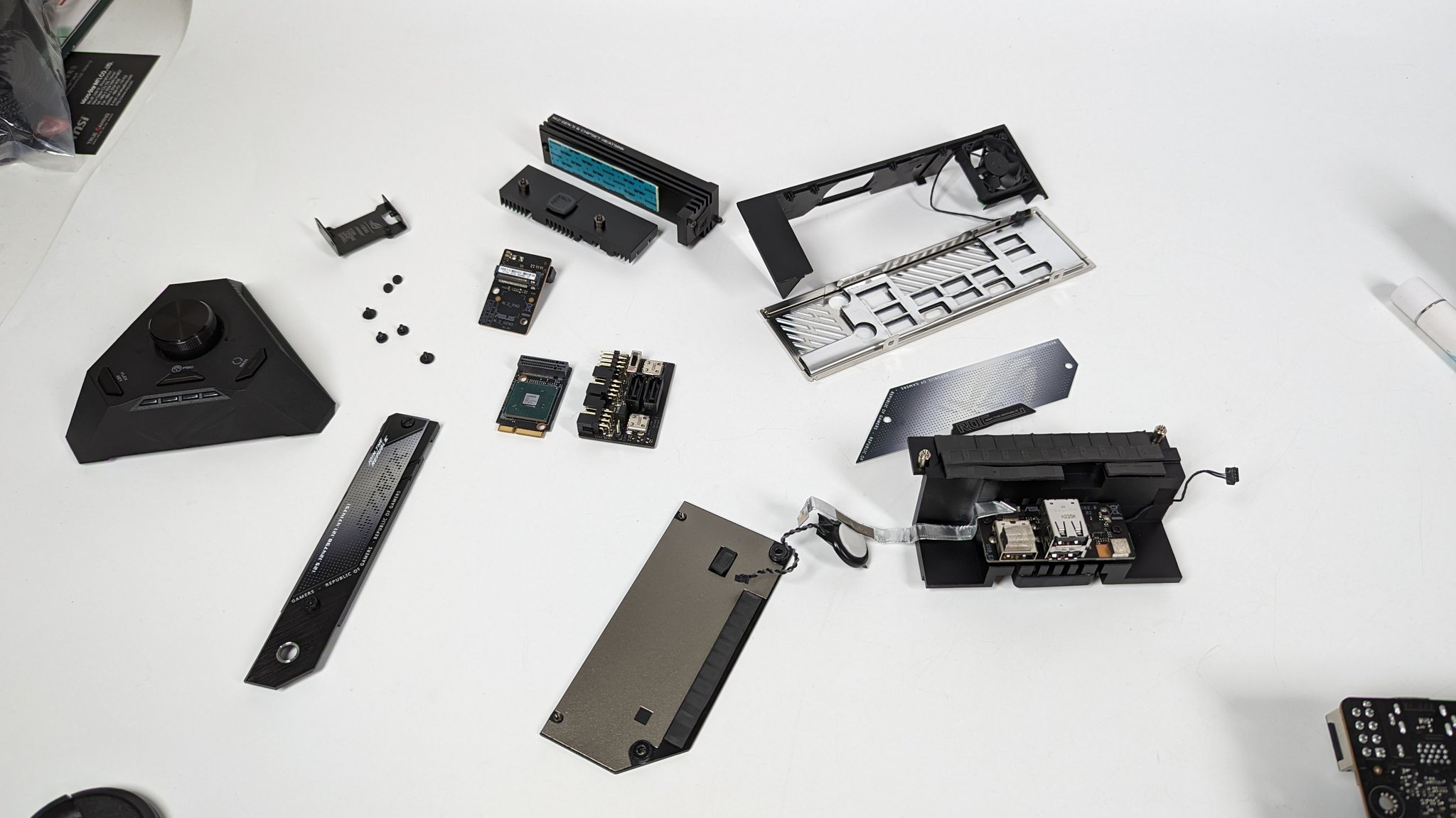 asus x670 chipset 1 เมนบอร์ด ASUS X670 Mini ITX มาพร้อมชิปเซ็ตสำรอง B650 Mini PCB ที่ถอดออกได้