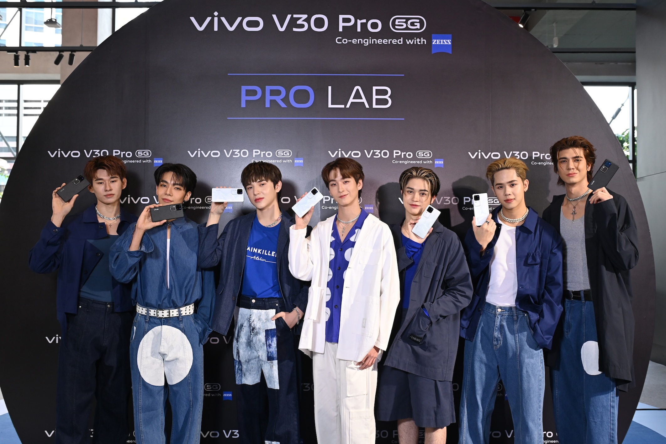 kv-group-shot kv group shot เปล่งประกายด้วยพอร์ตเทรต! vivo โชว์กล้องเทพ เปิดนิทรรศการ ‘vivo V30 Pro 5G PRO LAB’ ใจกลางเมือง ท้าพิสูจน์ความโปรตั้งแต่วันนี้ – 17 มีนาคม