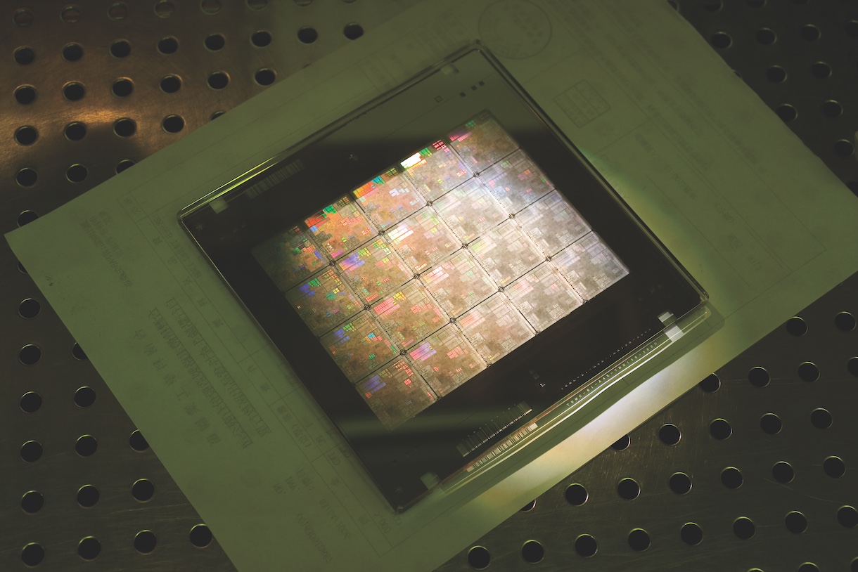 NVIDIA ประกาศในวันนี้ว่าทั้ง TSMC และ Synopsys กำลังเข้าสู่การผลิตด้วยการนำแพลตฟอร์ม NVIDIA Computational Lithography มาช่วยในการคำนวนเพื่อเร่งการกระบวนการผลิตและผลักดันขีดจำกัดทางฟิสิกส์สำหรับชิปเซมิคอนดักเตอร์ขั้นสูงรุ่นต่อไป