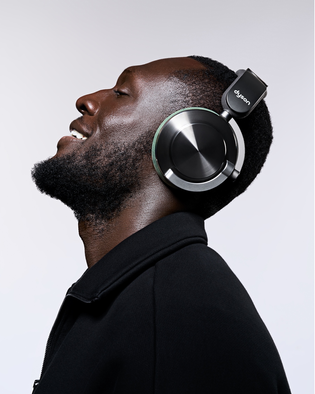 dyson-stormzy-side-profile-4x5 dyson stormzy side profile 4x5 สองเรื่องราว สองศิลปิน Stormzy และ RAYE ในฐานะ Global Ambassador ของหูฟัง Dyson OnTrac™