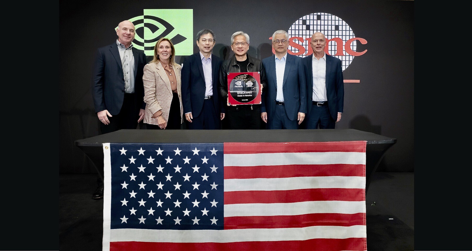 NVIDIA และ TSMC ร่วมฉลองการผลิตชิป NVIDIA Blackwell ชิ้นแรกในสหรัฐอเมริกา