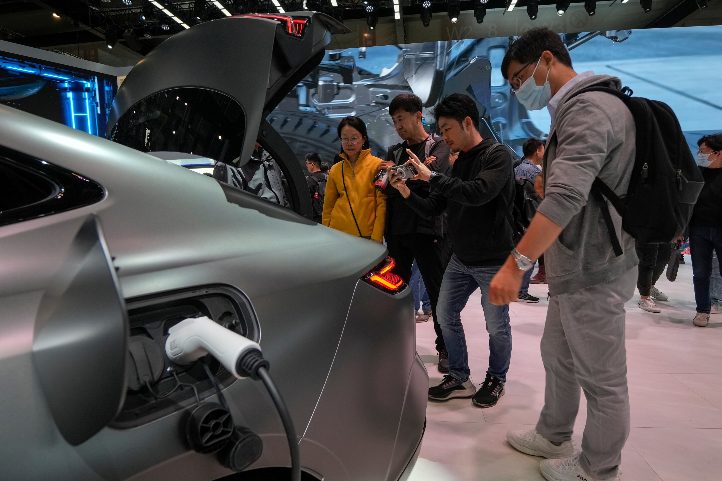 จีนเร่งการแข่งขันเทคโนโลยี EV Geely เปิดตัวระบบชาร์จ 10–70% ใน 4.5 นาที