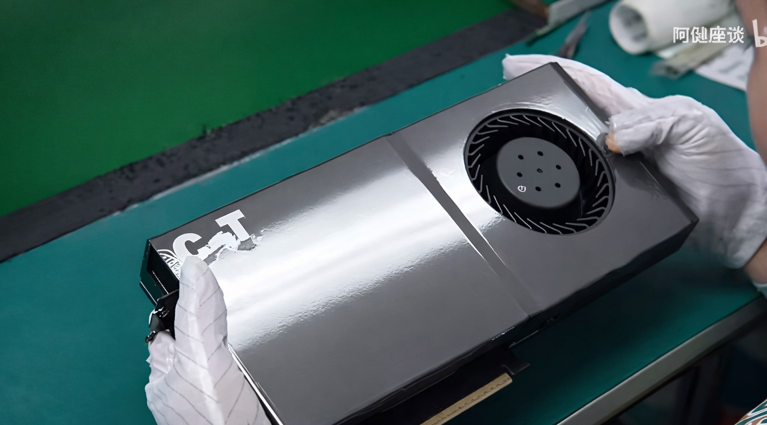 RTX 5090 จำนวนมากปรากฏในโรงงานจีน ถอดชิป GPU และ VRAM 32GB ดัดแปลงเป็นการ์ดสำหรับเซิร์ฟเวอร์ AI