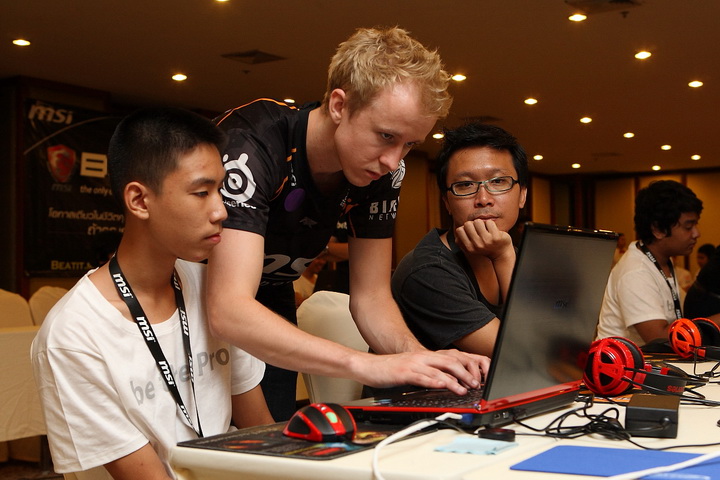 msi 0540 resize Be A Pro  with MSI Fnatic Camp