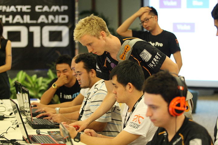 msi 0589 resize Be A Pro  with MSI Fnatic Camp