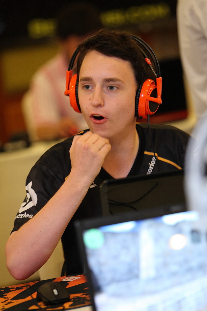 msi 0642 resize Be A Pro  with MSI Fnatic Camp