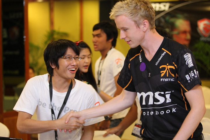 msi 0644 resize Be A Pro  with MSI Fnatic Camp