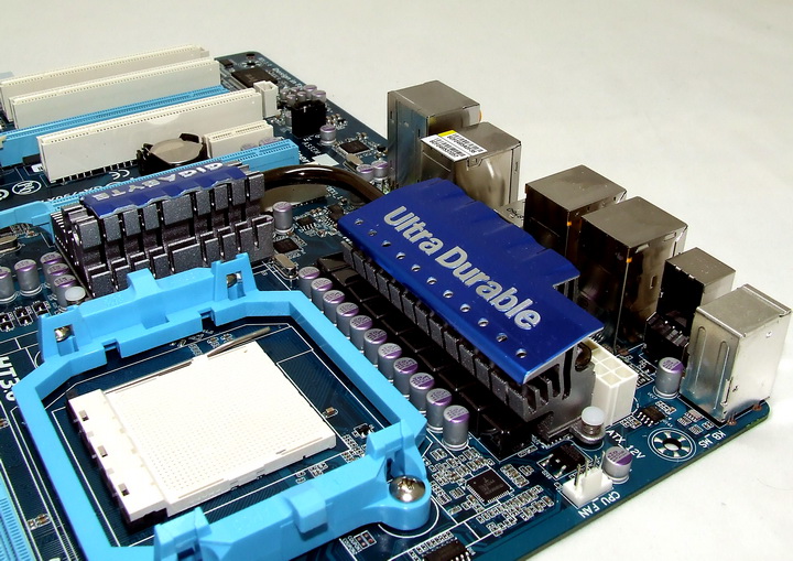 dscf1922 GIGABYTE 790XTA UD4 Motherboard Review