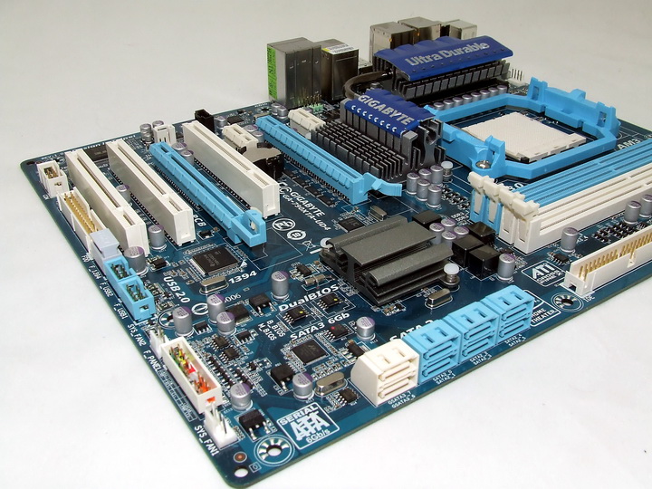 dscf1926 GIGABYTE 790XTA UD4 Motherboard Review