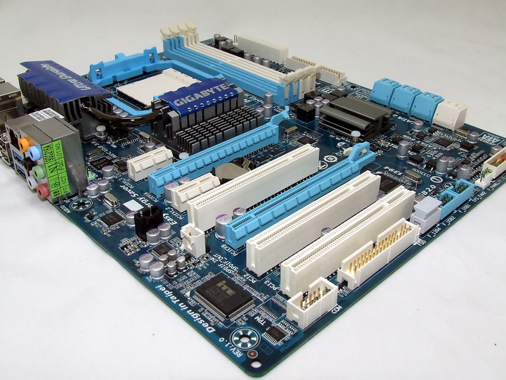dscf1927 GIGABYTE 790XTA UD4 Motherboard Review