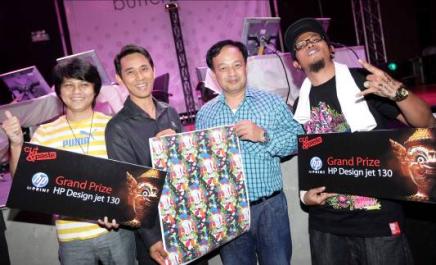 image0039 image0039 เอชพีมอบรางวัล HP Designjet ให้ผู้ชนะเลิศ ในการแข่งขัน “Cut & Paste (Thailand)”