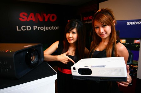 sanyo 3 “ซันโย” โปรเจกเตอร์ ต้อนรับปี 2010  เป็นเจ้าแรกในเมืองไทย ที่มีไลน์สินค้ามากที่สุดเกือบ 40 รุ่น