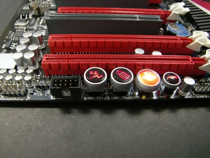 turbo key ii and core unlocker on crosshair iv formula 720x540 อัสซุส มาเธอร์บอร์ด ROG ซีรี่ย์ Crosshair IV Formula  รุ่นแรกของ โลกที่รองรับ Dual channel DDR3 2000MHz 