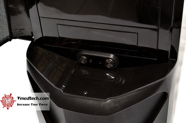 dsc 0014 AeroCool CYBORGX Chassis Review