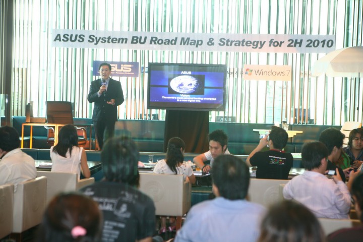 10 720x480 อัสซุส รุกตลาดครึ่งปีหลัง ขยายช่องทางการตลาดทั่วประเทศโชว์โรดแมพสินค้า และทีเด็ดสุดยอดนวัตกรรม ทั้งโน้ตบุ๊กและเน็ตบุ๊ก