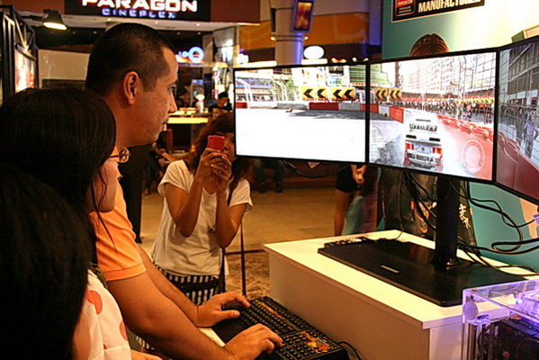 sapphire 13 resize SAPPHIRE โชว์ศักยภาพกราฟฟิคการ์ดแบรนด์ชั้นนำของโลก การันตีคุณภาพความแรงด้วยนักแข่งแชมป์ DiRT2