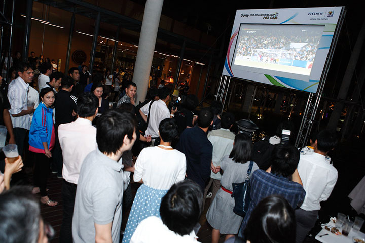 guests-enjoy-watching-live-football-match-from-sonys-full-hd-projector-screen guests enjoy watching live football match from sonys full hd projector screen โซนี่จัด Sony 2010 FIFA World Cup HD Live Party ขอบคุณลูกค้า และสื่อมวลชน