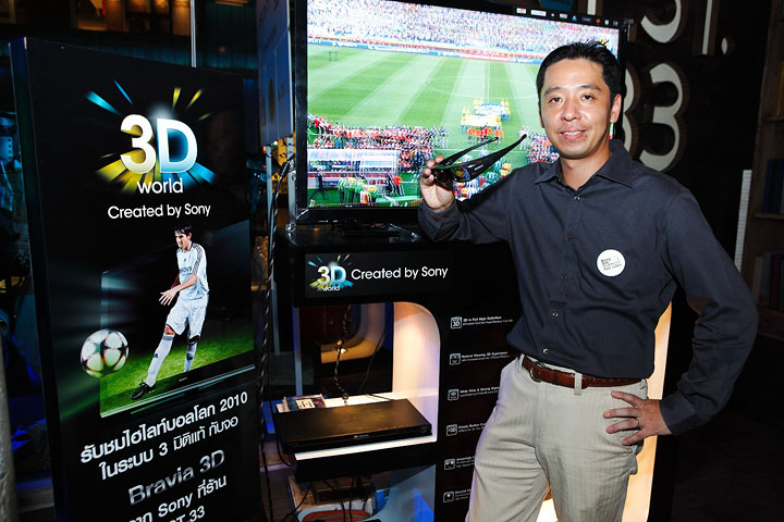 mr-yoji-higashida-senior-director-consumer-marketing-div-at-3d-tv-booth mr yoji higashida senior director consumer marketing div at 3d tv booth โซนี่จัด Sony 2010 FIFA World Cup HD Live Party ขอบคุณลูกค้า และสื่อมวลชน