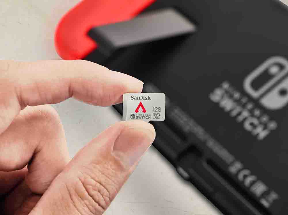 en us apex nintendoswitch microsd 128gb life hand lr เวสเทิร์น ดิจิตอล เปิดตัวเมมโมรี่การ์ด Nintendo Switch ลาย Apex Legends พร้อมพาเกมเมอร์คว้าชัยชนะ ชื่อเสียง และรอดชีวิตจากการต่อสู้ครั้งใหม่