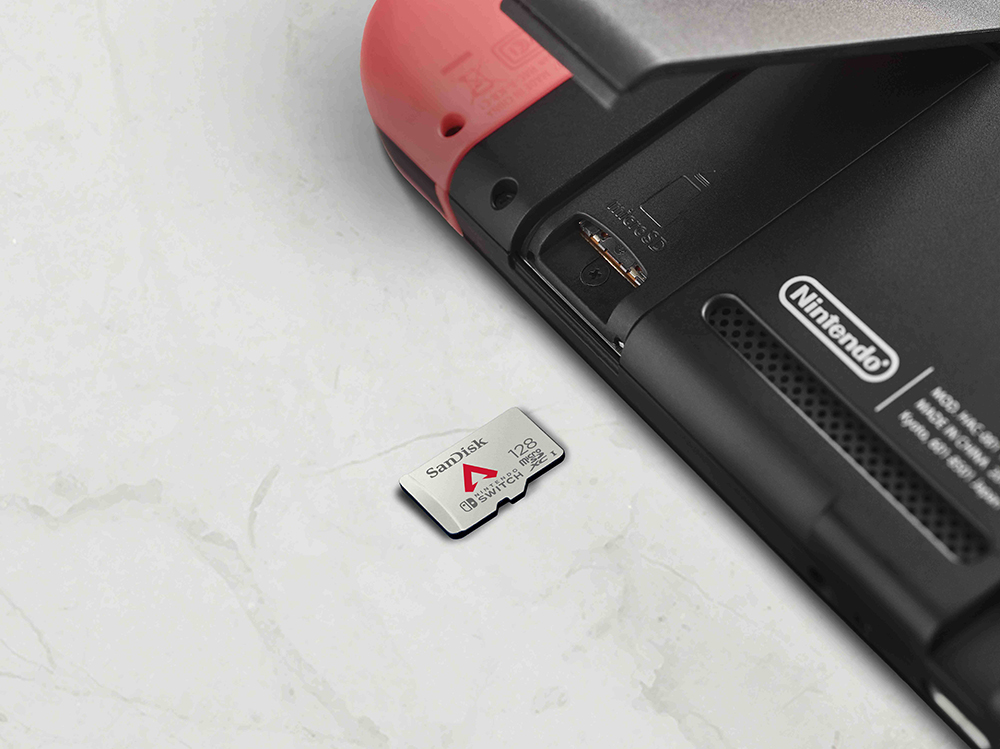 en us apex nintendoswitch microsd 128gb life inserting tan lr เวสเทิร์น ดิจิตอล เปิดตัวเมมโมรี่การ์ด Nintendo Switch ลาย Apex Legends พร้อมพาเกมเมอร์คว้าชัยชนะ ชื่อเสียง และรอดชีวิตจากการต่อสู้ครั้งใหม่