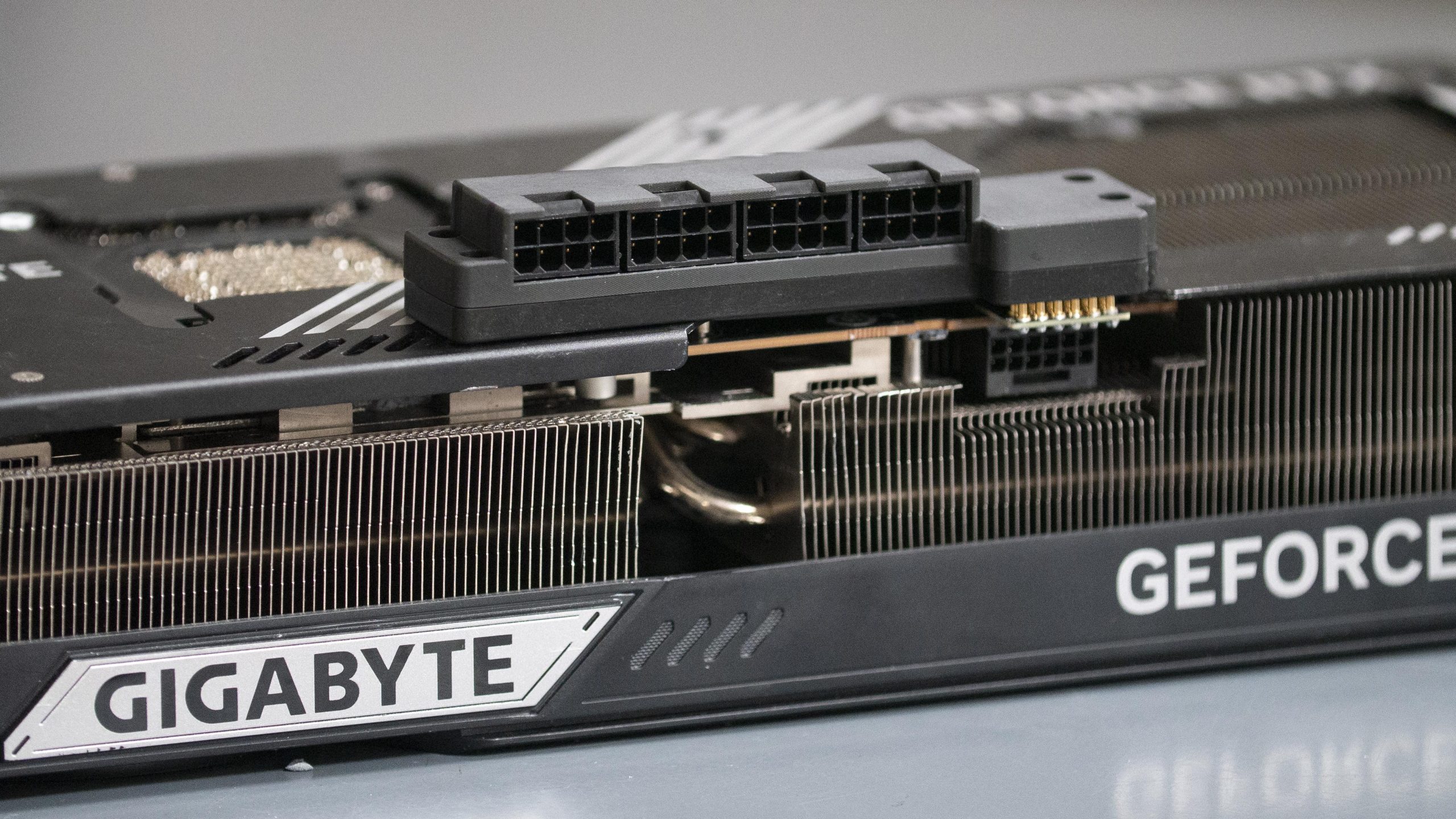 นักโมดิฟายดัดแปลง RTX 5090 ใช้ขั้วไฟ 8-Pin จำนวน 4 หัว หวังลดความเสี่ยงหัวต่อ 12V-2x6 ละลาย